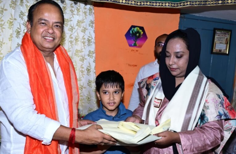 विश्व योग दिवस पर स्वास्थ्य मंत्री ने योग शिक्षिका रफिया नाज़ को किया सम्मानित