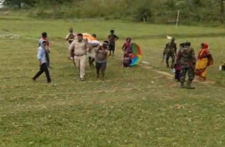 लोहरदगा: अंधविश्वास को पछाड़कर पुलिस ने दिखाई मानवता, थाना प्रभारी ने खुद कंधा देकर कराया अंतिम संस्कार