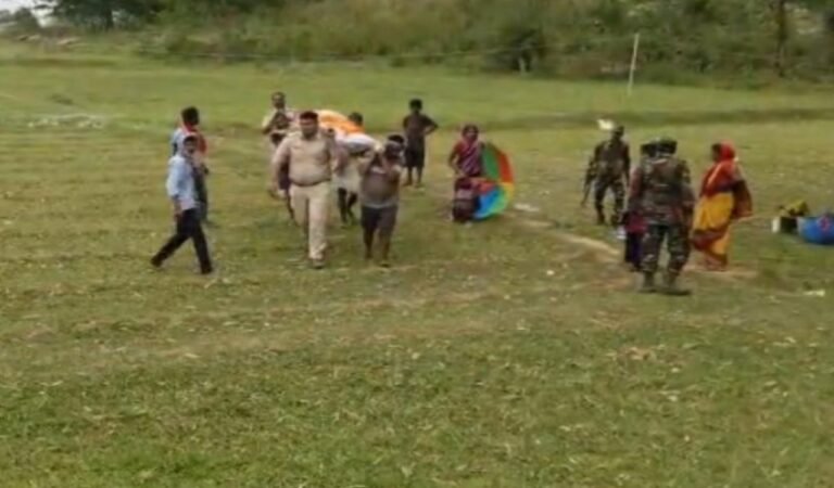 लोहरदगा: अंधविश्वास को पछाड़कर पुलिस ने दिखाई मानवता, थाना प्रभारी ने खुद कंधा देकर कराया अंतिम संस्कार