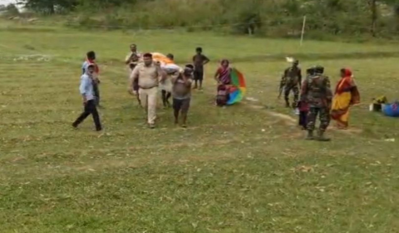 The Station House Officer personally lent a shoulder to help perform the last rites.