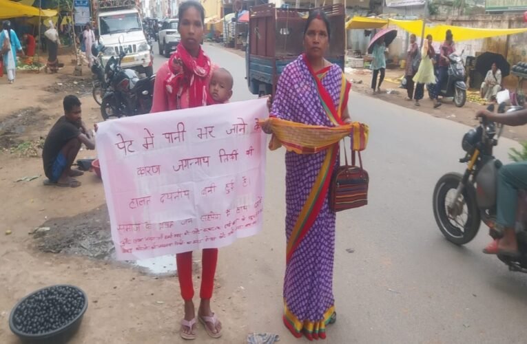 गुमला: इलाज के लिए पत्नी ने सड़क पर फैलाया आंचल, मुख्यमंत्री के संज्ञान के बाद जागी प्रशासन की नींद