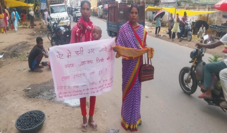 गुमला: इलाज के लिए पत्नी ने सड़क पर फैलाया आंचल, मुख्यमंत्री के संज्ञान के बाद जागी प्रशासन की नींद