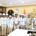 ट्रैफिक पुलिस जवानों को बड़ी राहत, सिमडेगा एसपी ने वितरित किए आधुनिक कुलिंग जैकेट Major relief for traffic police personnel: Simdega SP distributes modern cooling jackets.