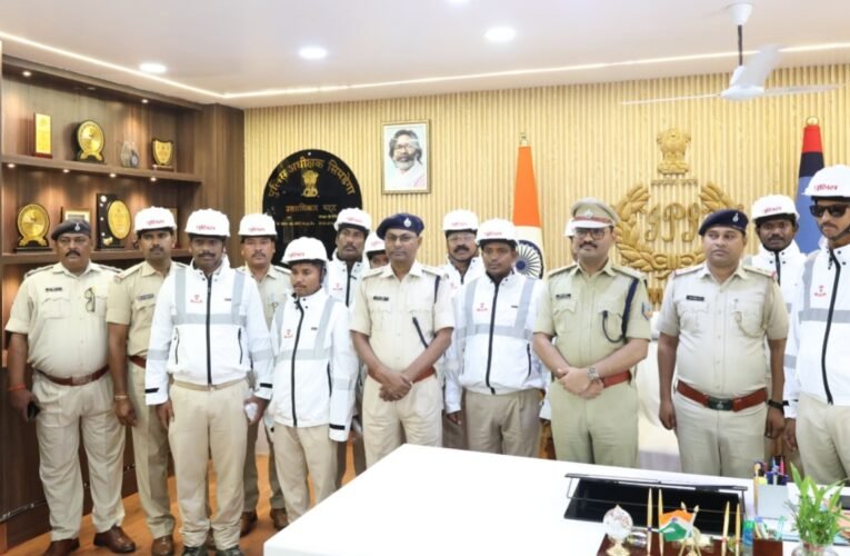 Major relief for traffic police personnel: Simdega SP distributes modern cooling jackets.