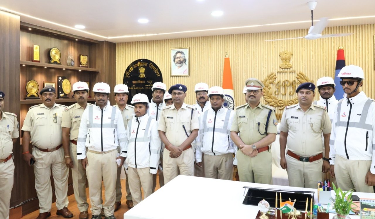 Major relief for traffic police personnel: Simdega SP distributes modern cooling jackets.