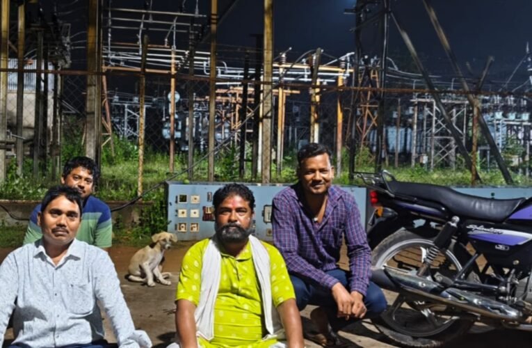 Ramji Yadav stages a sit-in at the power station over the electricity crisis; local residents express their outrage.