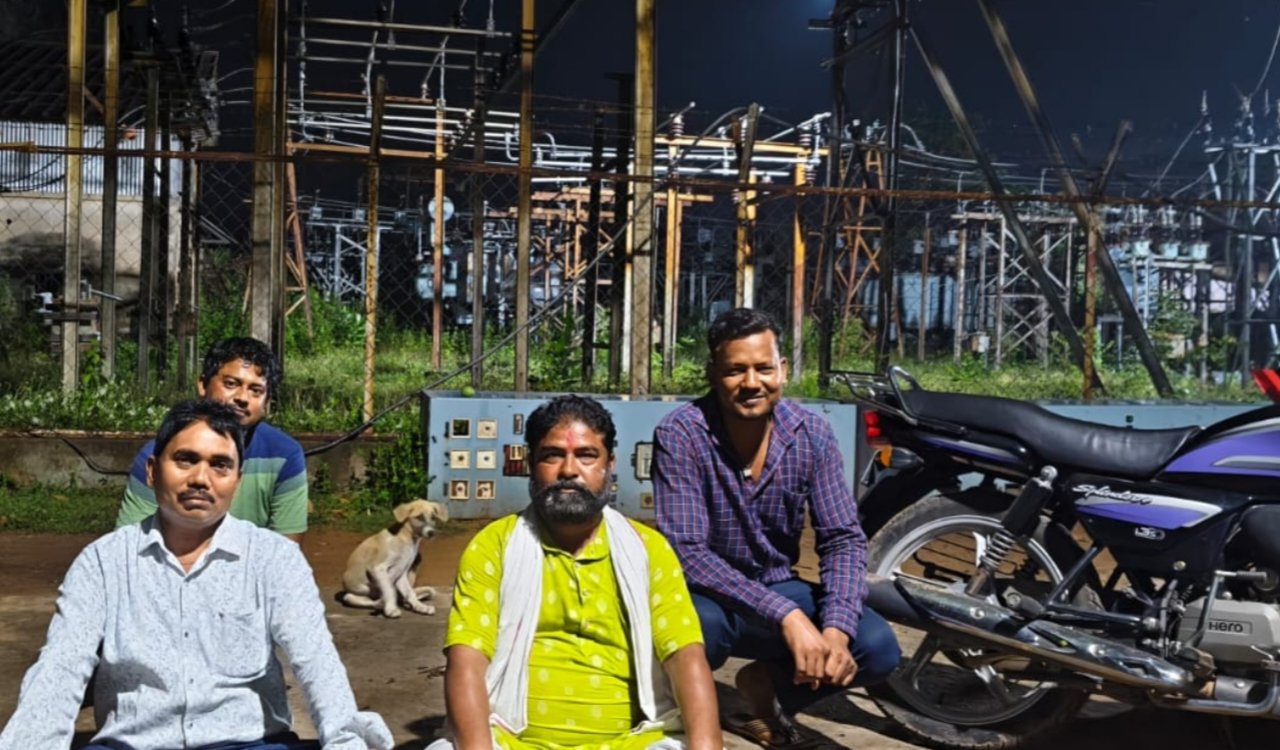 Ramji Yadav stages a sit-in at the power station over the electricity crisis; local residents express their outrage.