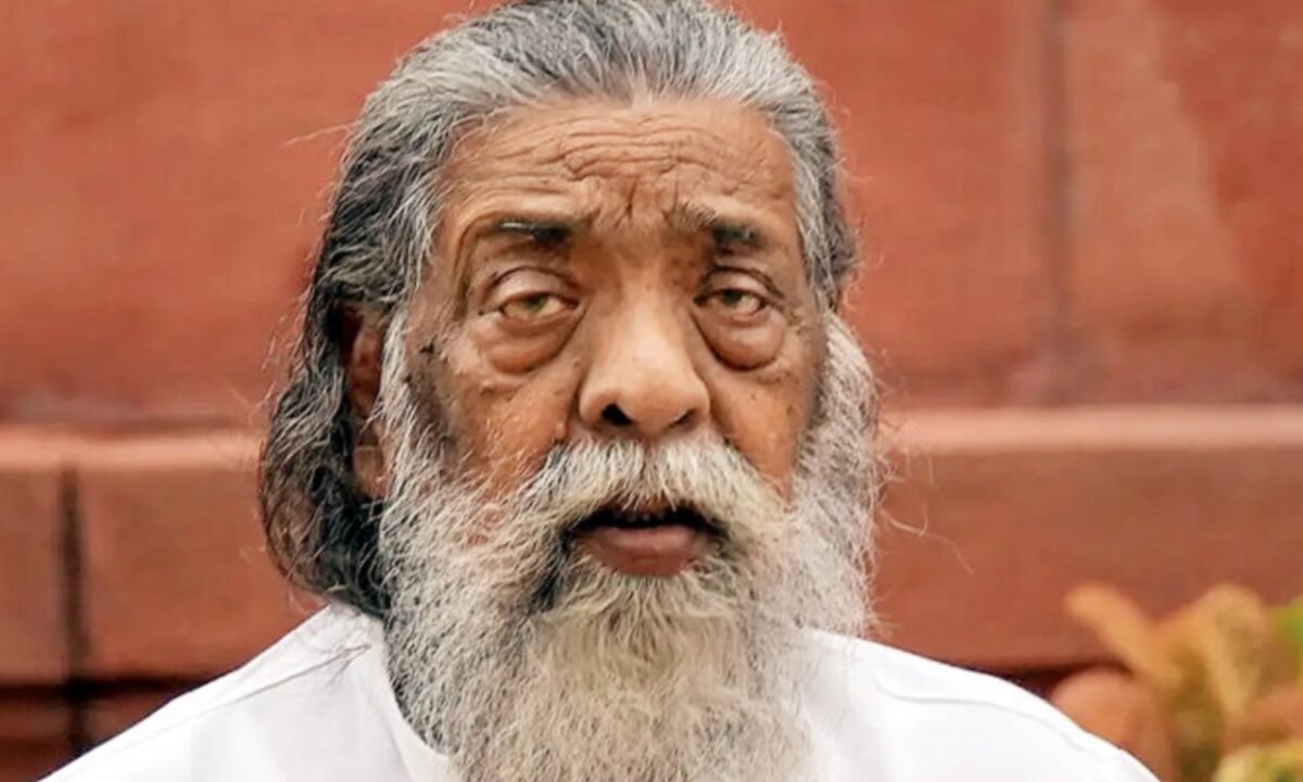 'Dishom Guru' Shibu Soren to receive the Padma Bhushan award today; his wife, Rupi Soren, will accept it.