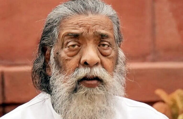 'Dishom Guru' Shibu Soren to receive the Padma Bhushan award today; his wife, Rupi Soren, will accept it.