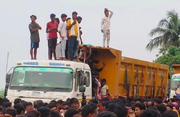 साहिबगंज में भीषण सड़क हादसा: तेज रफ्तार ट्रेलर ने ली एक ही परिवार के 3 लोगों की जान, मासूम बच्ची की हालत गंभीर