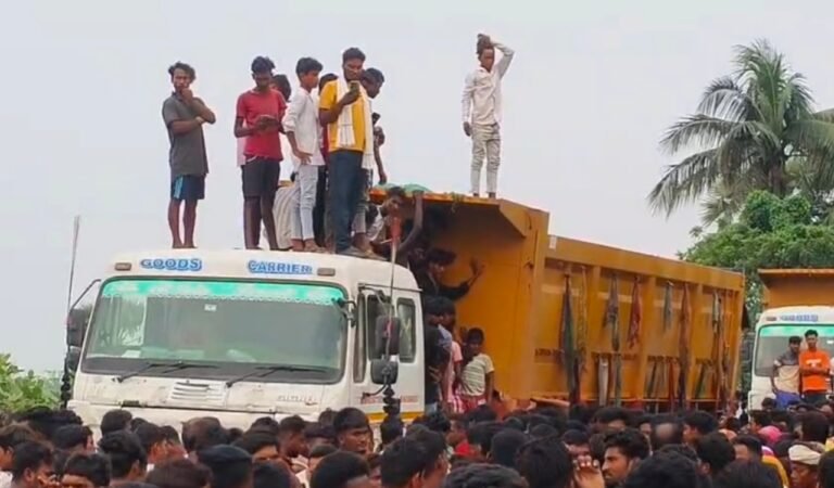 साहिबगंज में भीषण सड़क हादसा: तेज रफ्तार ट्रेलर ने ली एक ही परिवार के 3 लोगों की जान, मासूम बच्ची की हालत गंभीर
