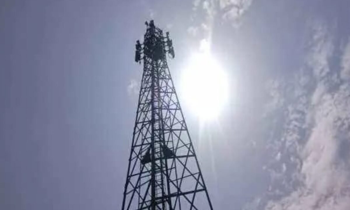 Young woman climbs mobile tower for lover in Bokaro; says she will come down only after seeing his face.