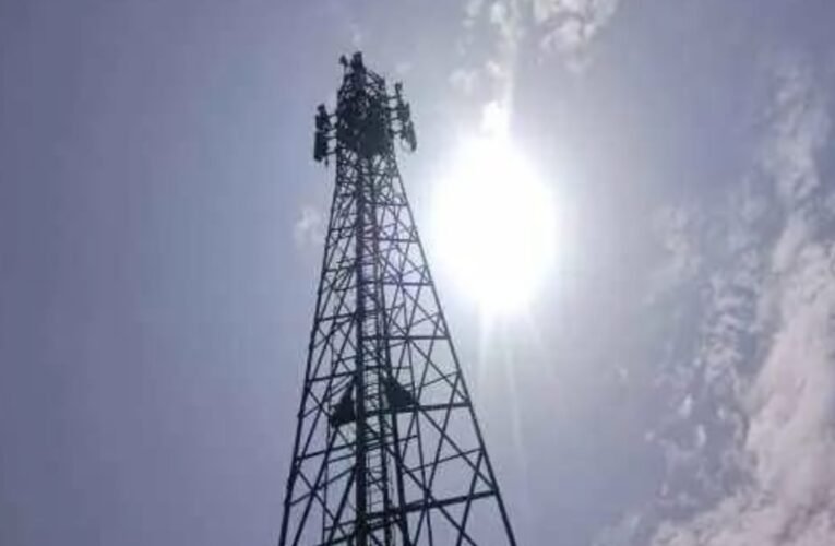 Young woman climbs mobile tower for lover in Bokaro; says she will come down only after seeing his face.