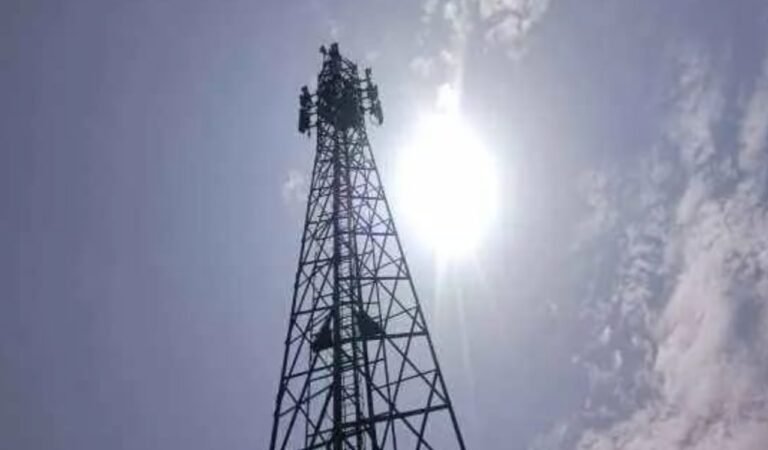 बोकारो में प्रेमी के लिए मोबाइल टावर पर चढ़ी युवती, बोली- चेहरा देखने के बाद ही उतरूंगी