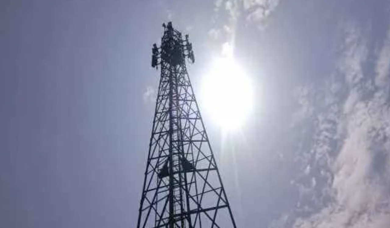 Young woman climbs mobile tower for lover in Bokaro; says she will come down only after seeing his face.