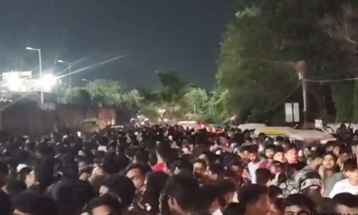 Huge crowd gathers for the JPL cricket match final; stampede-like situation at the JSCA Stadium's West Gate; several injured.