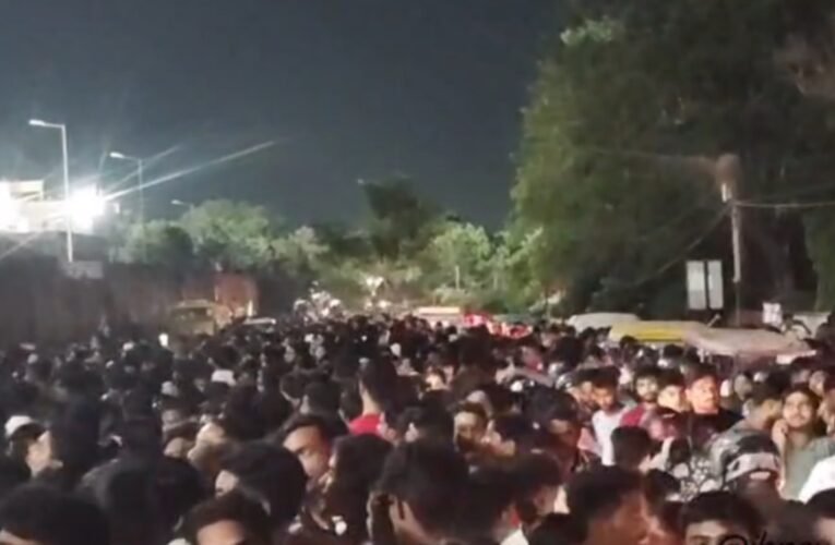 Huge crowd gathers for the JPL cricket match final; stampede-like situation at the JSCA Stadium's West Gate; several injured.
