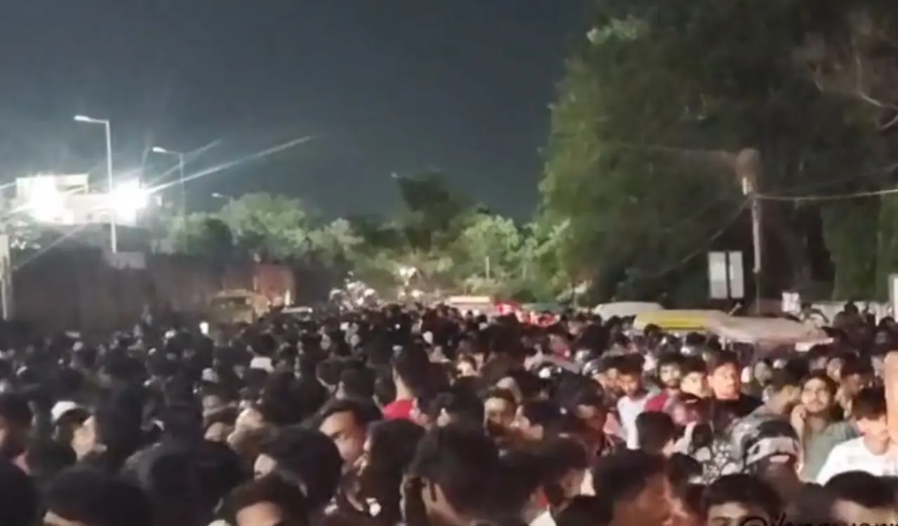 Huge crowd gathers for the JPL cricket match final; stampede-like situation at the JSCA Stadium's West Gate; several injured.