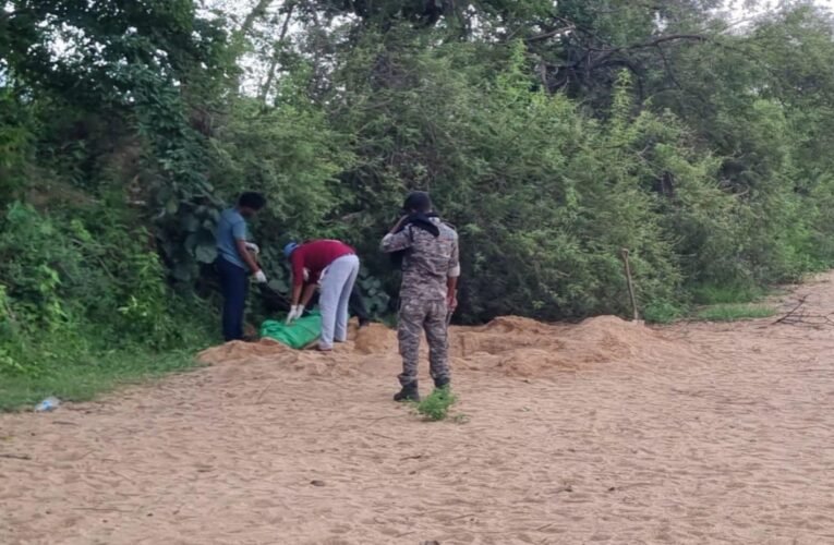 रांची: कांची नदी किनारे बालू में दफन मिला 17 वर्षीय किशोरी का शव, कुत्ते की हरकत से खुला खौफनाक राज