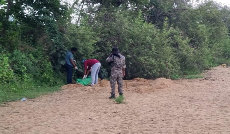रांची: कांची नदी किनारे बालू में दफन मिला 17 वर्षीय किशोरी का शव, कुत्ते की हरकत से खुला खौफनाक राज