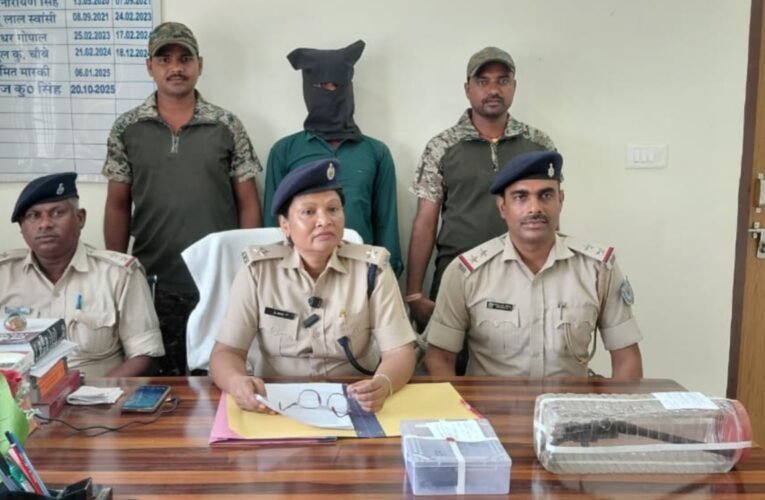 Youth arrested with illegal weapon in Godda; country-made pistol and cartridge seized.