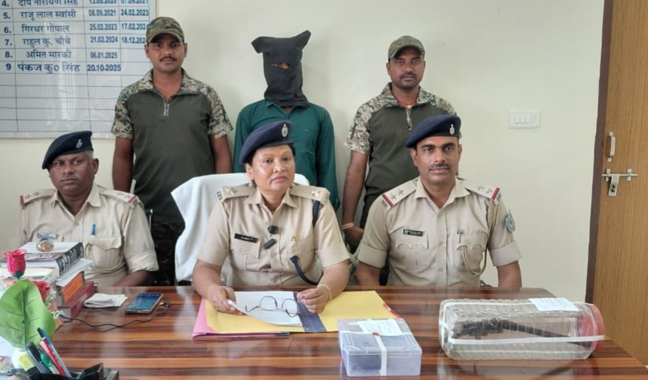 Youth arrested with illegal weapon in Godda; country-made pistol and cartridge seized.