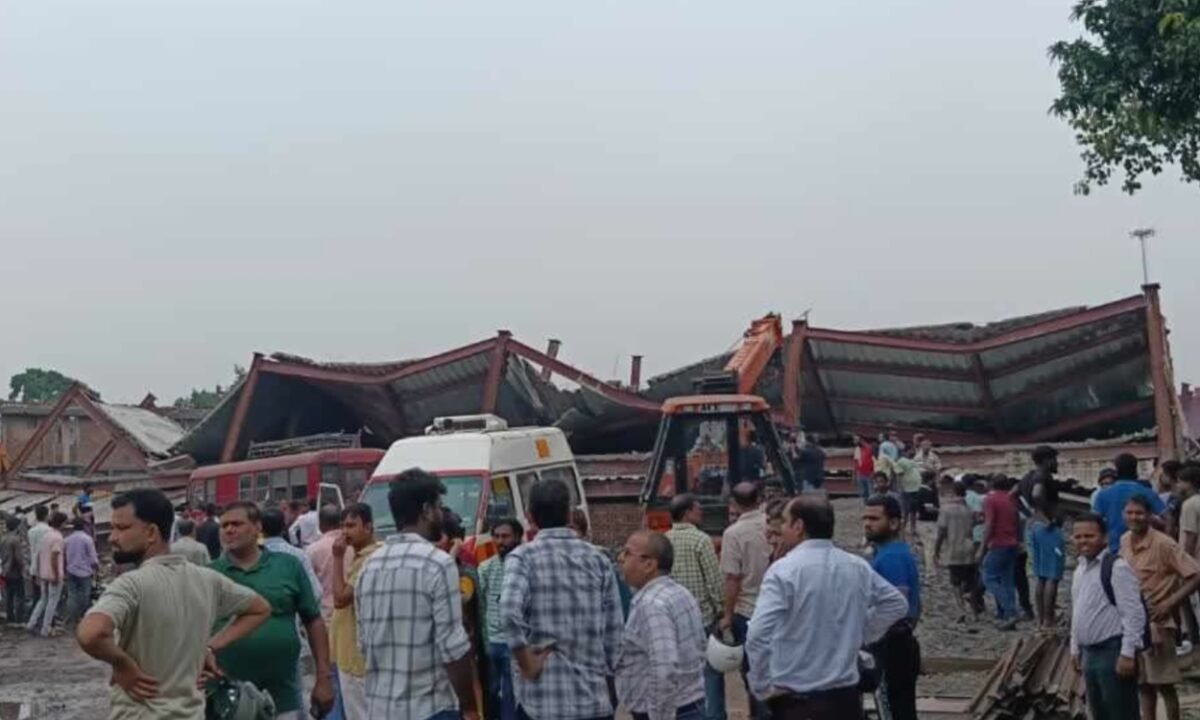 Roof of under-construction warehouse collapses in Kolkata; 5 workers dead; Army deployed for relief and rescue operations.