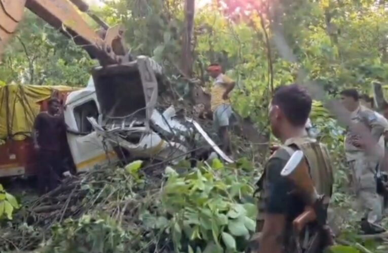 दनुआ घाटी में 20 फीट गहरी खाई में गिरा ट्रेलर, चालक को दो घंटे बाद सुरक्षित निकाला गया