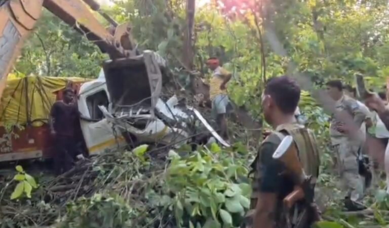 दनुआ घाटी में 20 फीट गहरी खाई में गिरा ट्रेलर, चालक को दो घंटे बाद सुरक्षित निकाला गया
