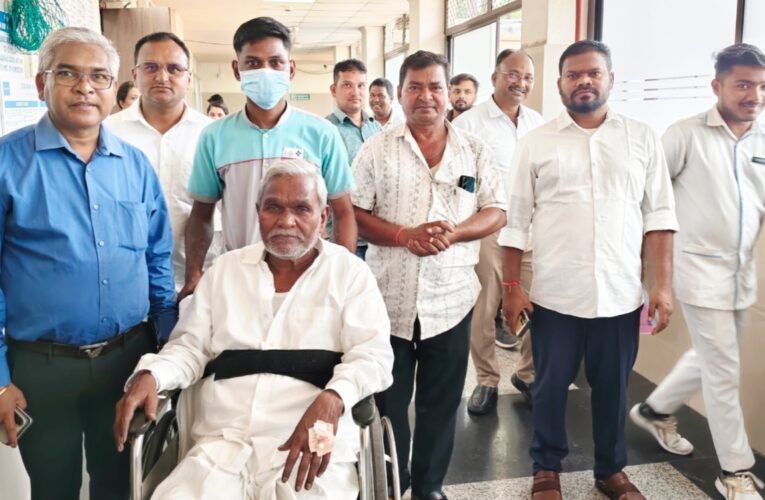 Former Chief Minister Champai Soren admitted to hospital; Raghubar Das inquires about his condition.