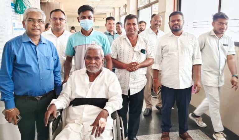 पूर्व मुख्यमंत्री चंपाई सोरेन अस्पताल में भर्ती, रघुवर दास ने जाना हालचाल