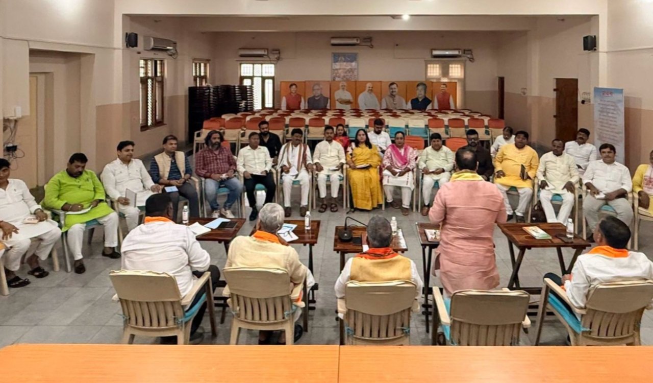 Meeting of media, spokesperson, and social media in-charges at the BJP state office; emphasis on strengthening the organization.