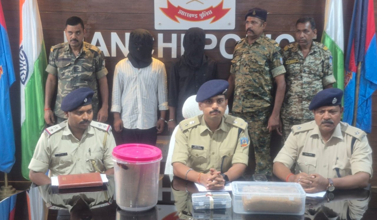 Major crackdown by Ranchi Police: Two smugglers arrested with 12 kg of opium in Ormanjhi; car with UP registration seized.