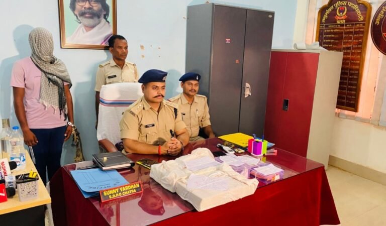 चतरा में सक्रिय साइबर अपराधी गिरफ्तार, जाली दस्तावेज और कई मोबाइल बरामद