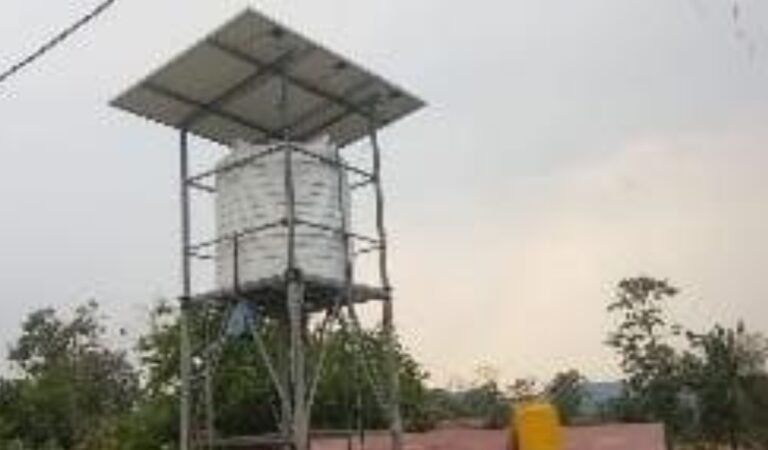 दो वर्षों से बंद पड़ी जलमीनार, नदी में चुआं खोदकर पानी पीने को मजबूर ग्रामीण