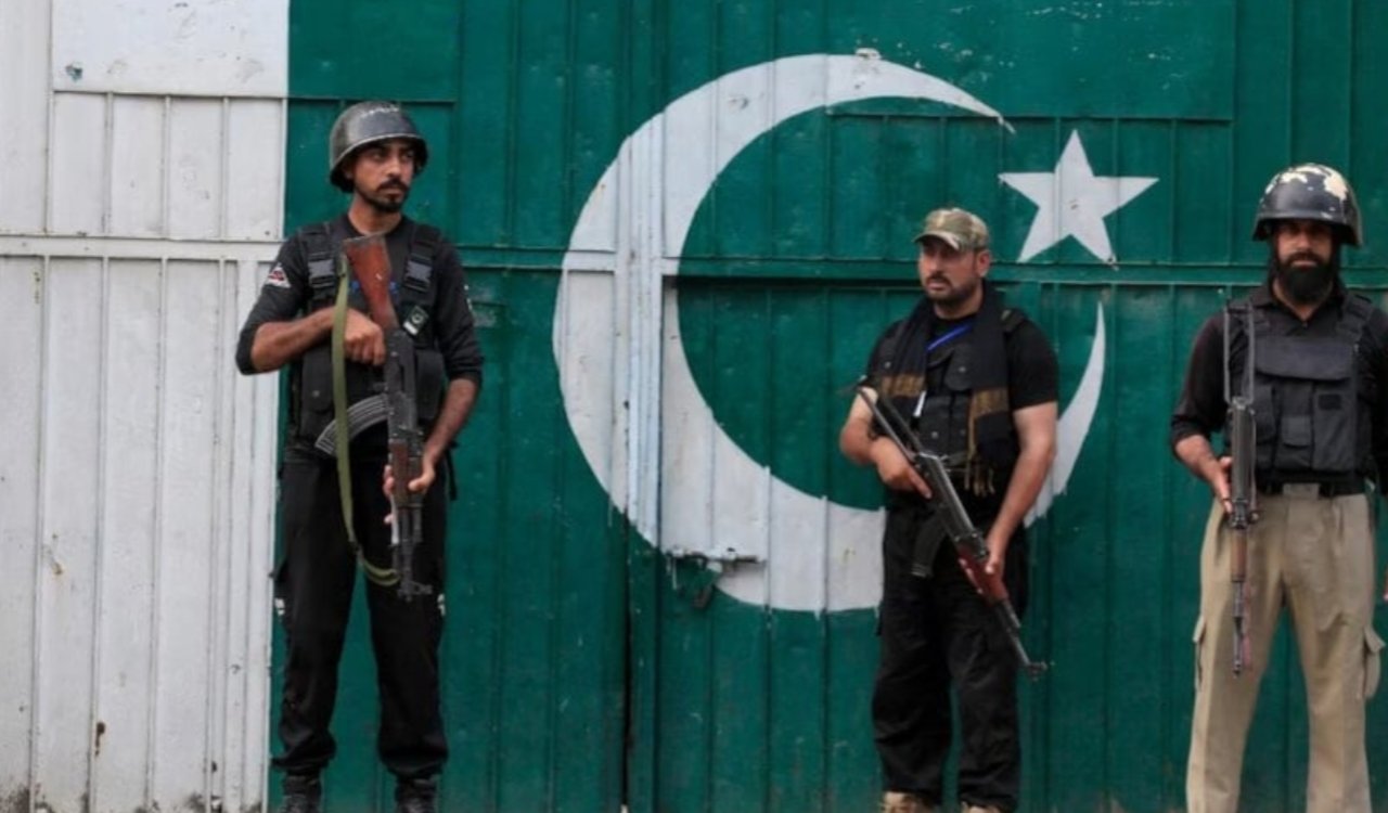 Major suicide attack on Sindh Rangers headquarters in Karachi; 4 personnel killed, 5 terrorists shot dead in the ensuing encounter.