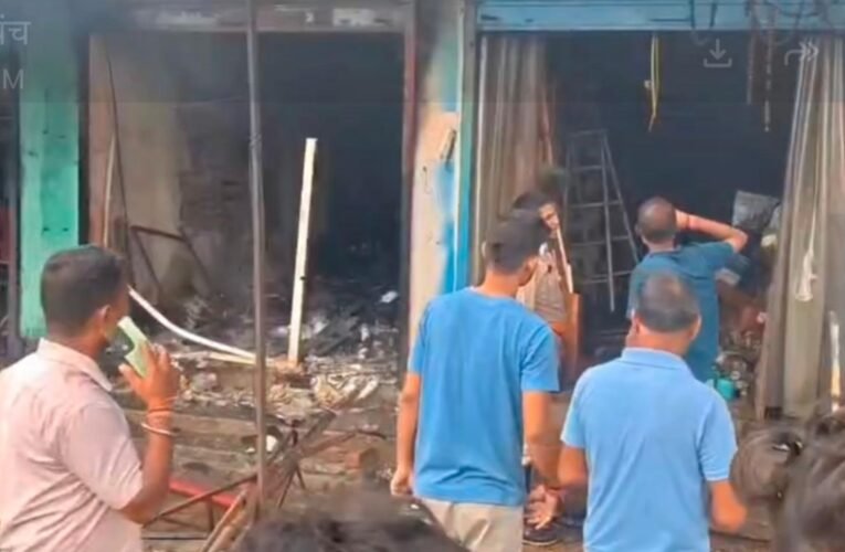 देवघर में शॉर्ट सर्किट से दो दुकानों में भीषण आग, 30 लाख रुपये का सामान जलकर राख