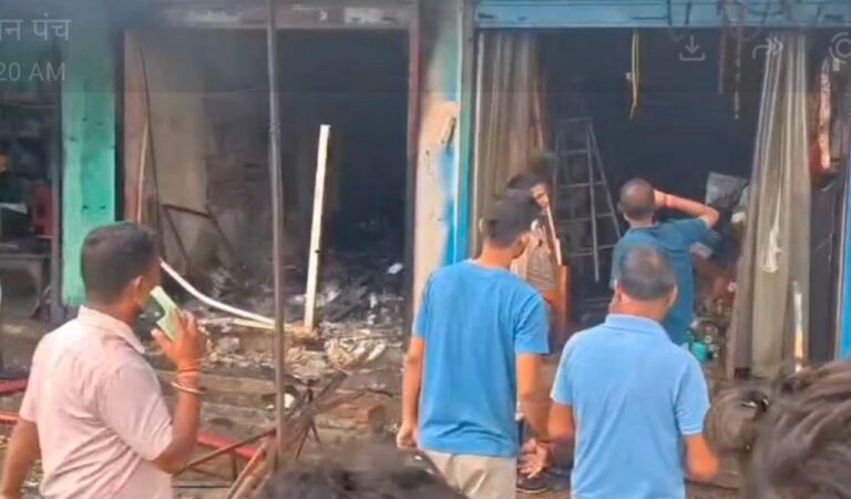 देवघर में शॉर्ट सर्किट से दो दुकानों में भीषण आग, 30 लाख रुपये का सामान जलकर राख