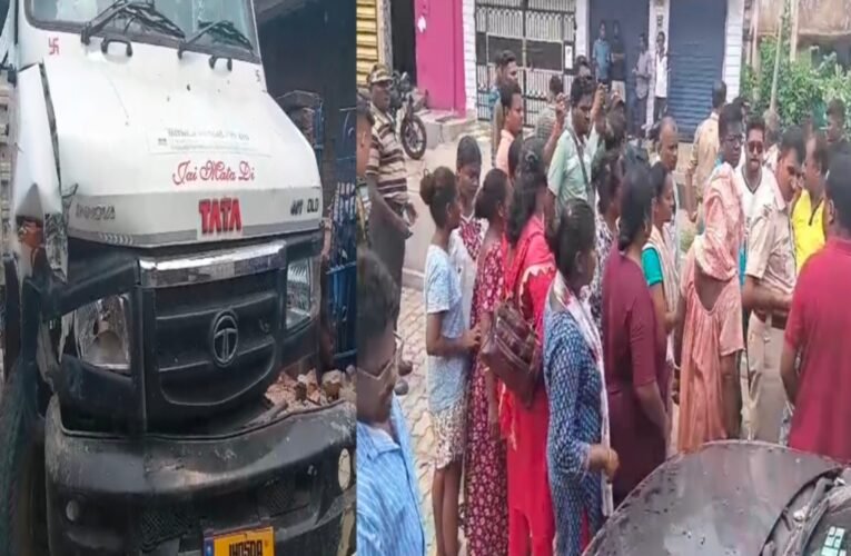 जमशेदपुर: नशे में धुत ट्रक चालक का तांडव, सड़क किनारे खड़ी कई गाड़ियों को रौंदा; मचा हड़कंप