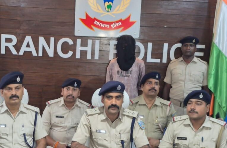 Smuggler arrested in Namkum with 4.305 kg of illegal opium; motorcycle and mobile phone seized.