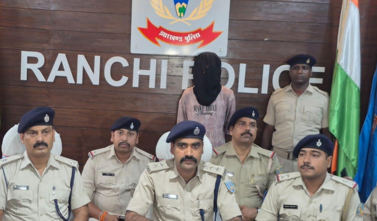 Smuggler arrested in Namkum with 4.305 kg of illegal opium; motorcycle and mobile phone seized.