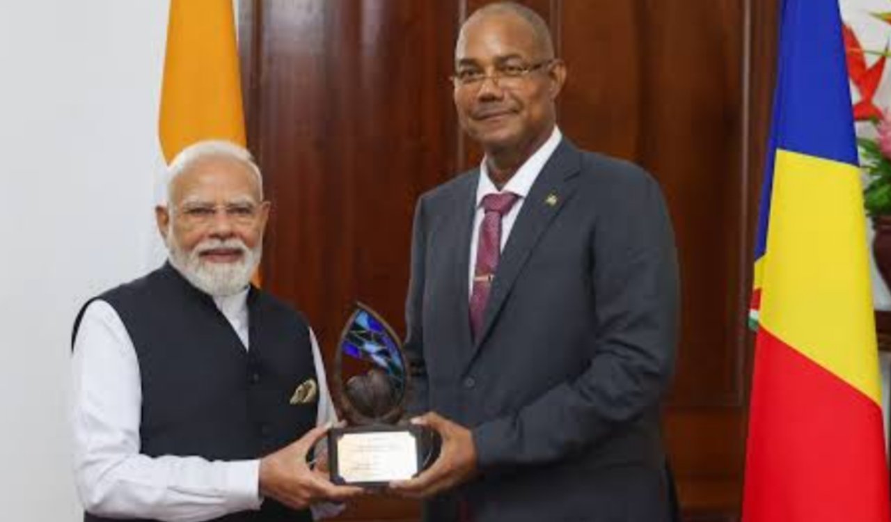 Seychelles honored Prime Minister Narendra Modi with the 'Guardian of the Blue Horizon' award.