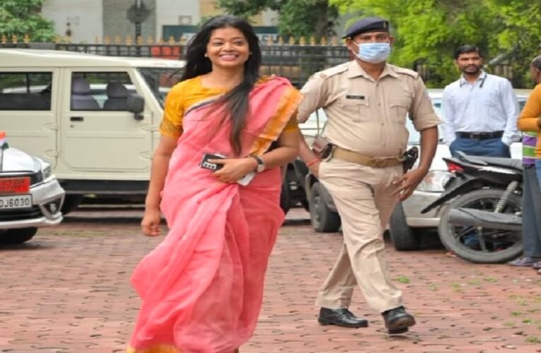धार्मिक प्रार्थना विवाद: ‘नैरेटिव भटक गया है’ – IRS निशा उरांव का मसीह समाज से तीखा सवाल, छेड़ी संविधान पर नई बहस