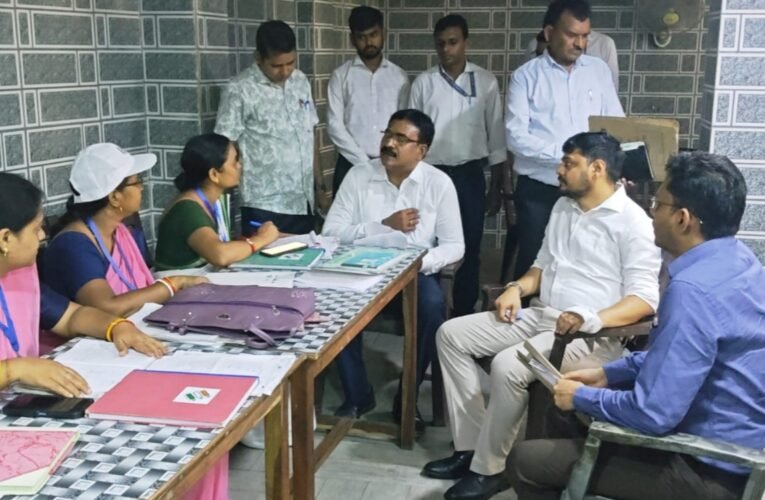 धनबाद में मुख्य निर्वाचन पदाधिकारी ने बीएलओ के कार्यों का लिया जायजा