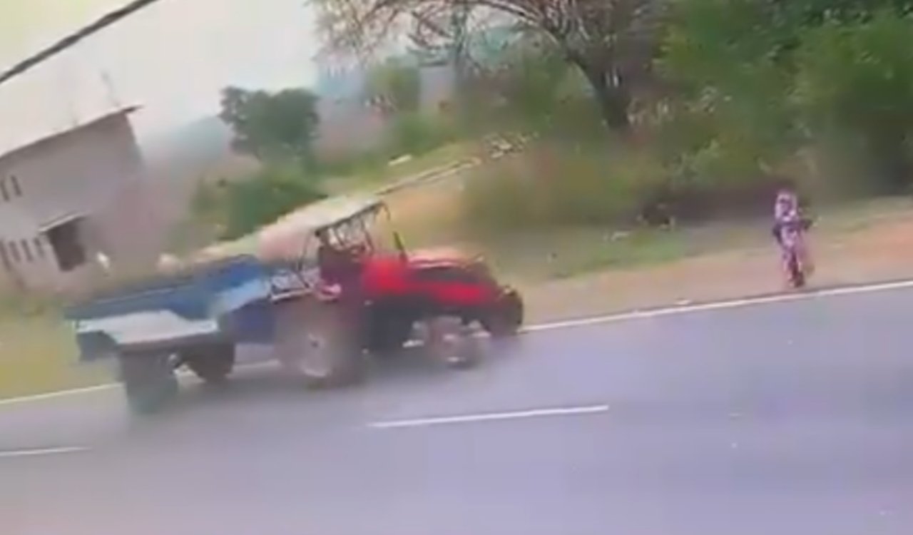 West Singhbhum: A speeding tractor ran over a female teacher on her way to school; she is in critical condition. A road blockade ensued, and the incident was captured on CCTV.