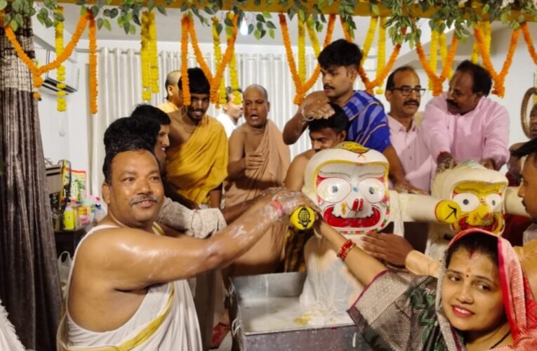 कदमा इस्कॉन मंदिर में स्नान यात्रा: 108 कलशों से हुआ प्रभु जगन्नाथ का जलाभिषेक, 16 जुलाई को निकलेगी रथ यात्रा