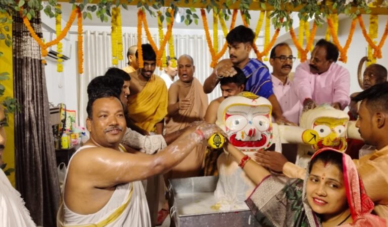 कदमा इस्कॉन मंदिर में स्नान यात्रा: 108 कलशों से हुआ प्रभु जगन्नाथ का जलाभिषेक, 16 जुलाई को निकलेगी रथ यात्रा