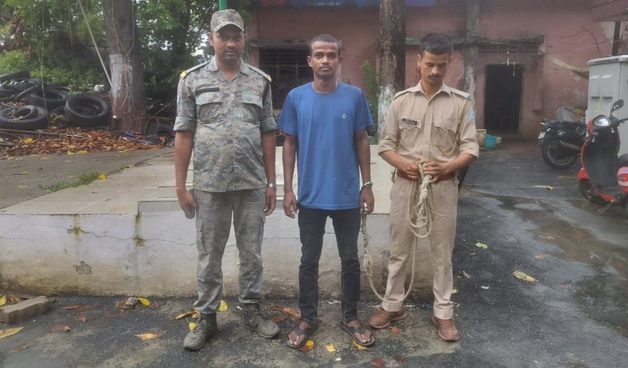 Brown sugar smuggler arrested; 5.86 grams of narcotics and ₹1.69 lakh in cash seized.