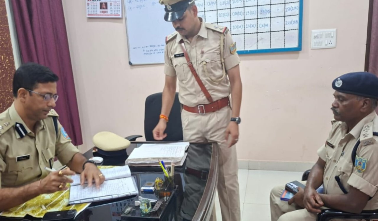 DIG Kishore Kaushal visited Meral Police Station and issued instructions for the speedy disposal of pending cases.