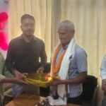 सिमडेगा सदर अस्पताल के फार्मेसी कर्मी शिवकुमार सिंह को भावभीनी विदाई Heartfelt farewell to Shivkumar Singh, a pharmacy staff member at Simdega Sadar Hospital.
